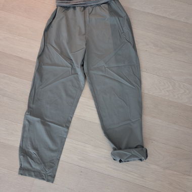 Grau-kakifarbene Trainingshose