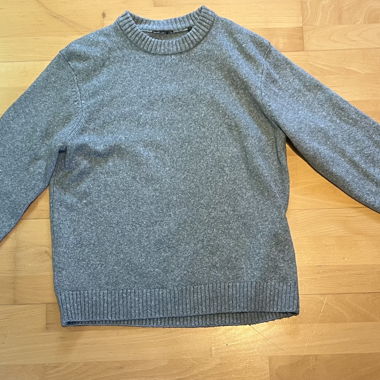 Maglione di maglia grigio