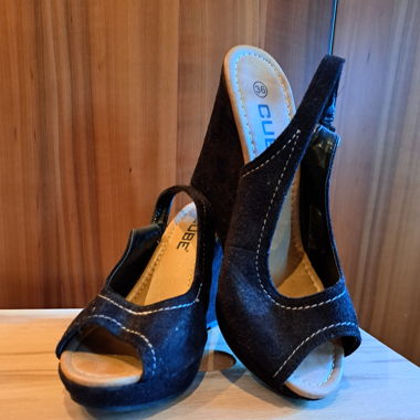 Schwarze Peeptoes Keilabsatz 