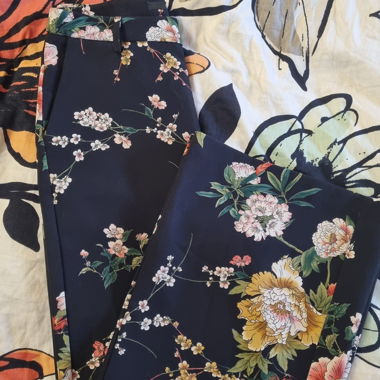 Pantalone nero a fiori