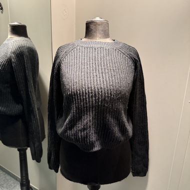 Pull en maille foncé à col rond