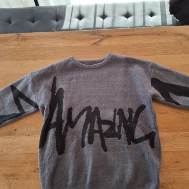 Grauer Pullover 