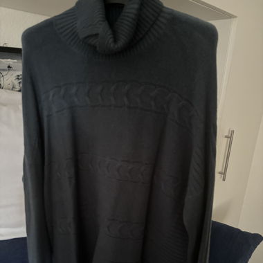 Warmer Winterpullover mit hohem Kragen und Fransen