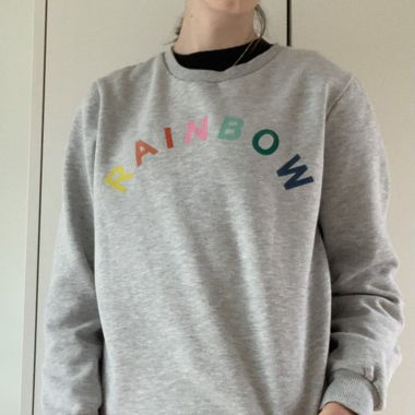 grey pullover 