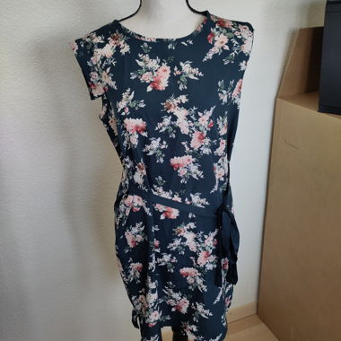 Abito blu con fiori e cintura da legare