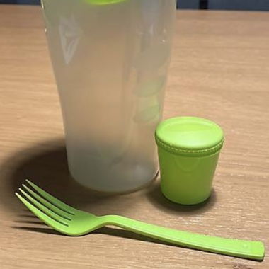Salatbecher/Shaker mit Gabel und Dressingbehälter