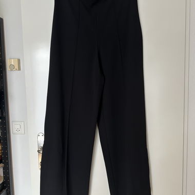 Pantaloni neri a gamba larga
