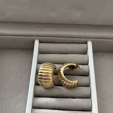 Goldene Creolen Vintage