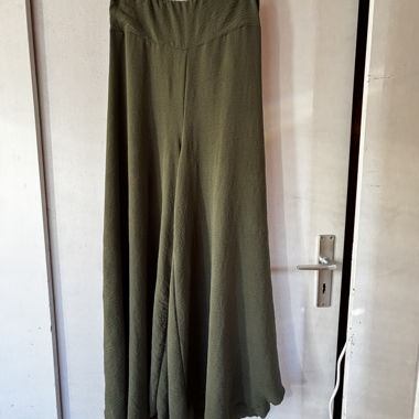 Bequeme Stoffhose mit weitem Bein