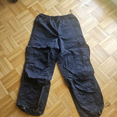 Schwarze Parachute-Hose