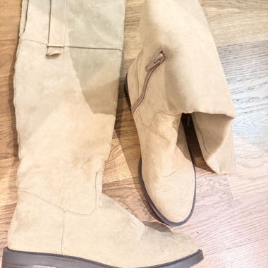 Beige kniehohe Wildlederstiefel