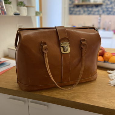 Vintage satchel in excellent condition