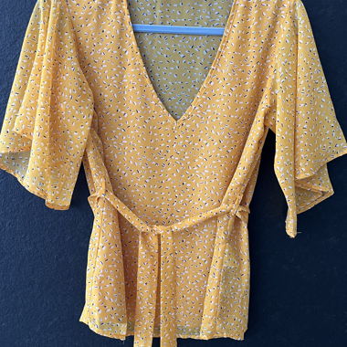 Gelbe Wickelbluse von VILA