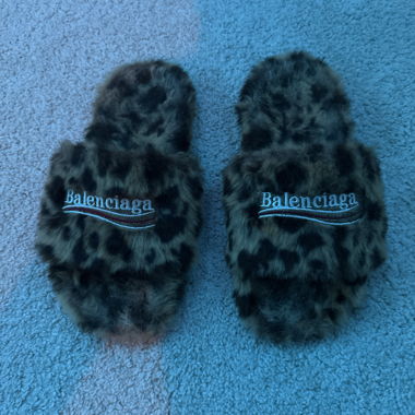 Balenciaga Hausschuhe mit Fell