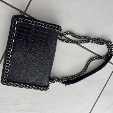 Sac à main noir en cuir à chaîne