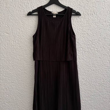 Robe noire plissée
