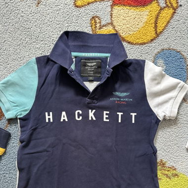 Stylisches Polo von Hackett mit Aston Martin.