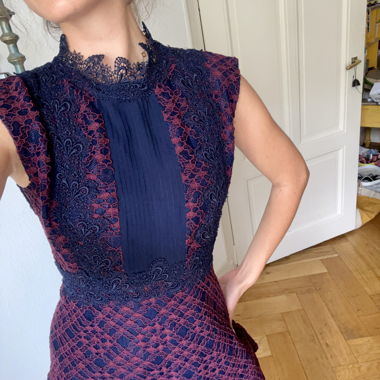Sandro Lila Spitzenkleid
