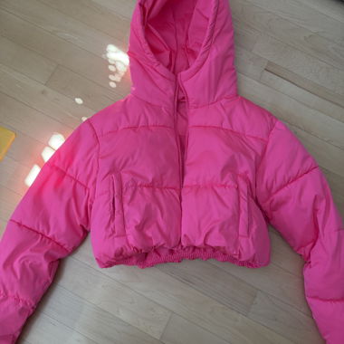 Pinke cropped-Daunenjacke