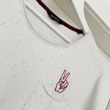 Maglietta minimal con tasca maculata – Bianco sporco