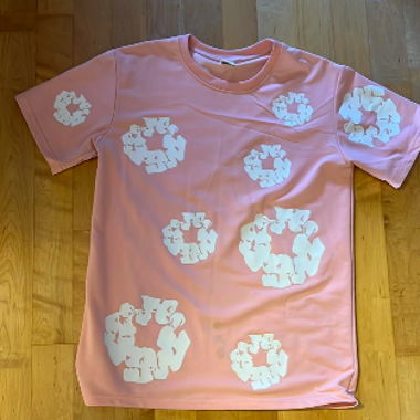 T-shirt rosa con grafica