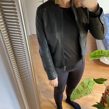Schwarze Lederjacke