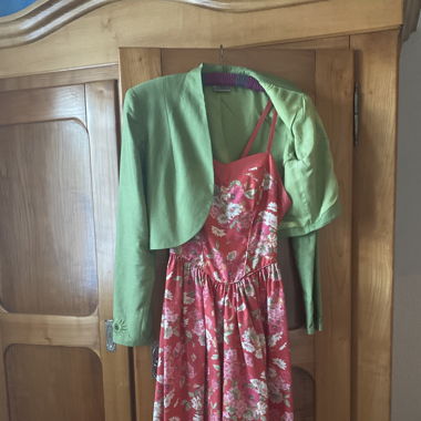 Trägerkleid, Rot mit Blumenmuster, Blazer