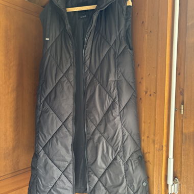 Black sleeveless puffer jacket