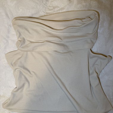 Top beige con spalle scoperte