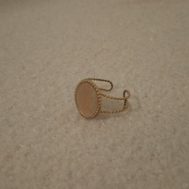 Anello con cabochon dorato