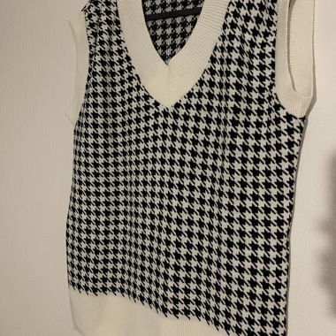 Sleeveless sweater / Houndstooth pattern / V-neck