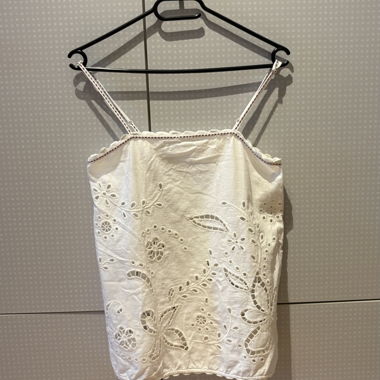 Top bianco con bretelle ricamate