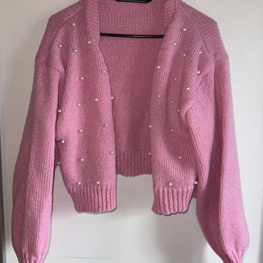 Cardigan in maglia rosa con perline