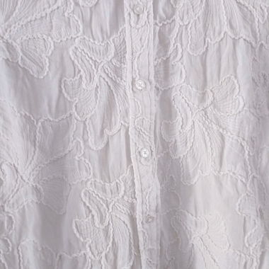 Weisse Bluse mit Stickerei