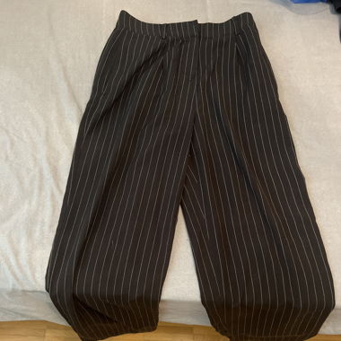 Pantaloni neri a righe sottili
