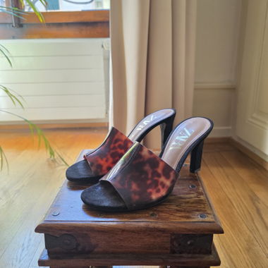 Mules vinyle effet écaille de chez Zara