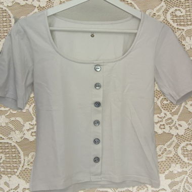 Weisses Button-Shirt mit silbernen Knöpfen