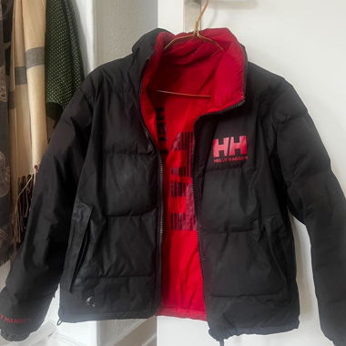 black/red helly hansen 