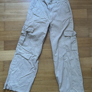 Pantaloni cargo beige con orlo tagliato