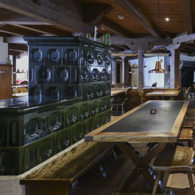 Stufa in maiolica del Ristorante Alpstubli