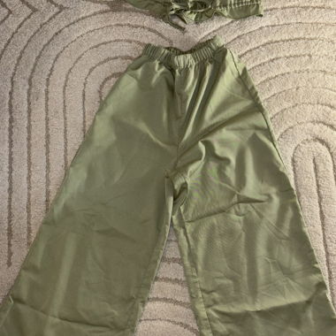 Set aus Top und grüner Hose