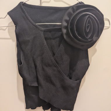 Top nero con rosa
