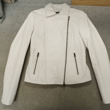 Weisse Lederjacke