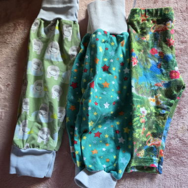3 bunte Baby-Pumphosen Gr 68
