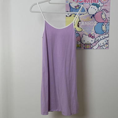 Fliederfarbenes Camisole-Kleid