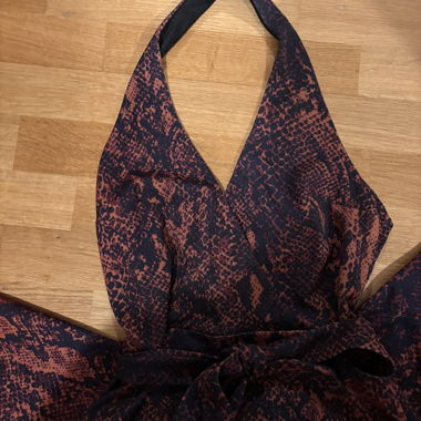 Combinaison serpent en rouge-noir