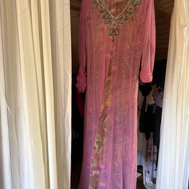 Langes Kleid in Rosa mit Verzierungen aus Seide