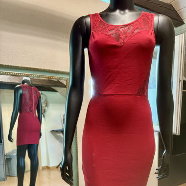Jolie robe rouge moulante