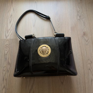 Schwarze Lack-Handtasche