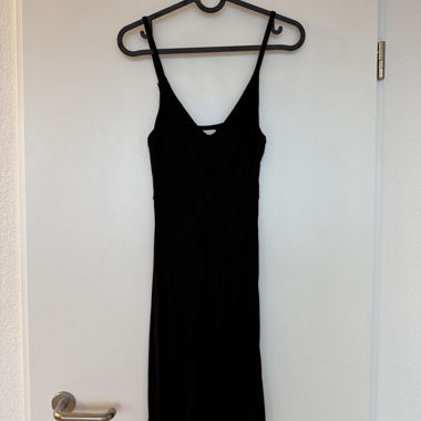Schwarzes Spaghettiträgerkleid